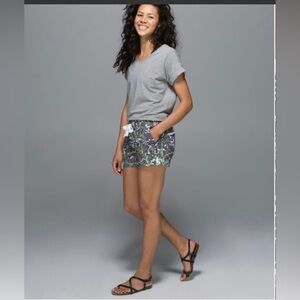LULULEMON Spring Break Away Short
Floral Sport White Multi